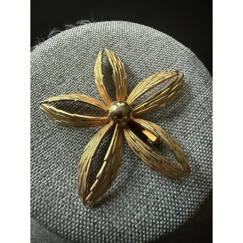 Vintage MCM Mid Century Modern Gold Tone Flower Brooch Pin Capsule Old Money